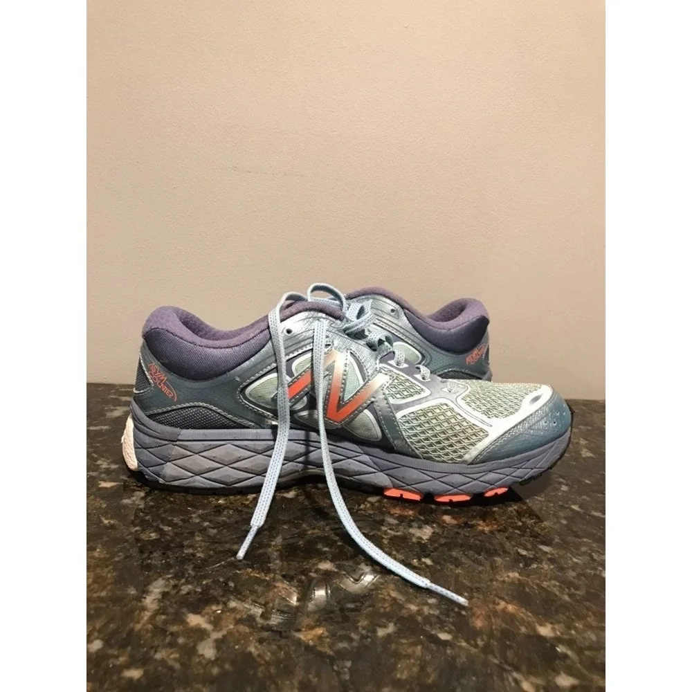New balance womens 9 running shoes blue